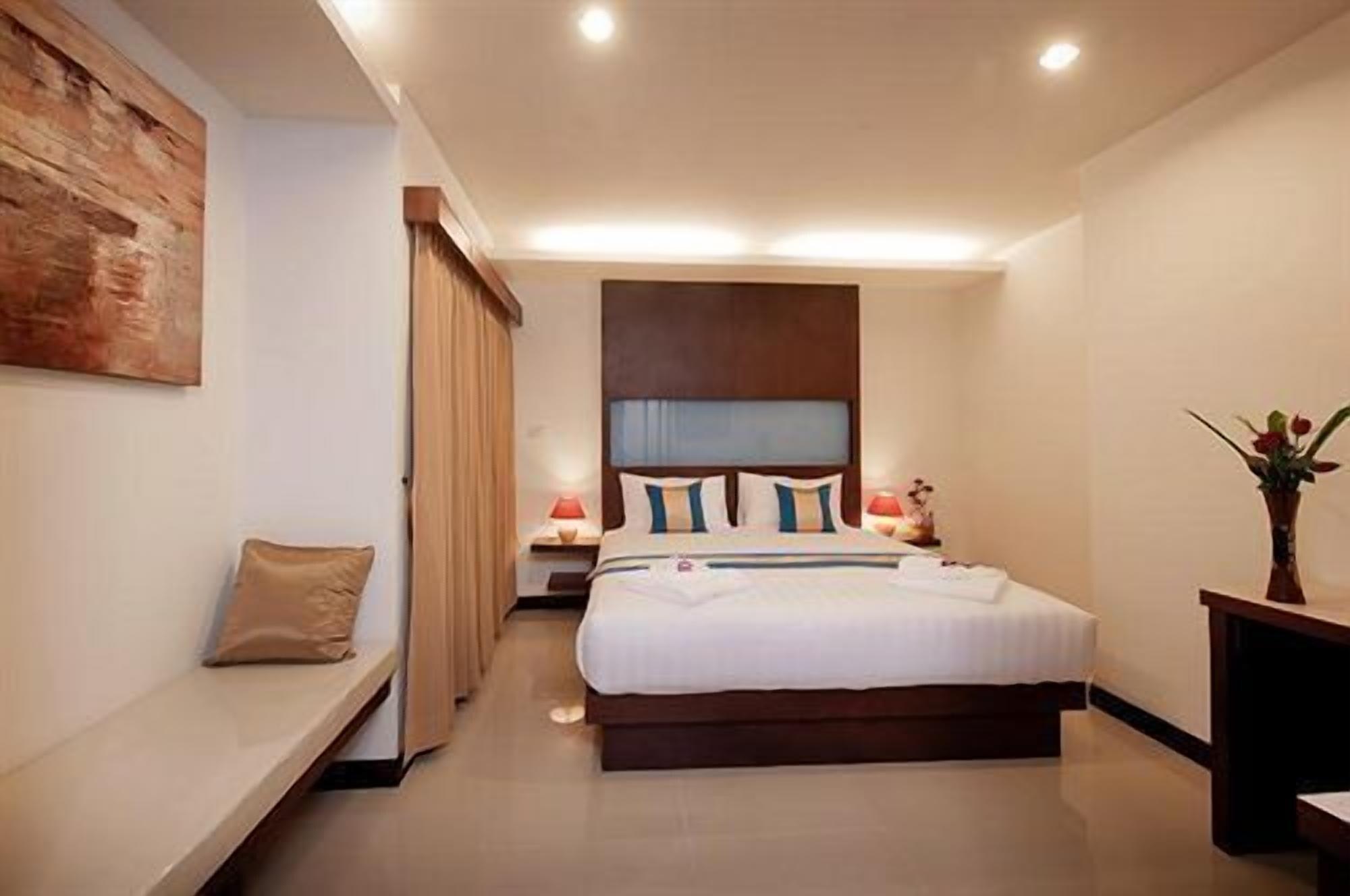 Tuana Blue Sky Patong Hotel Buitenkant foto